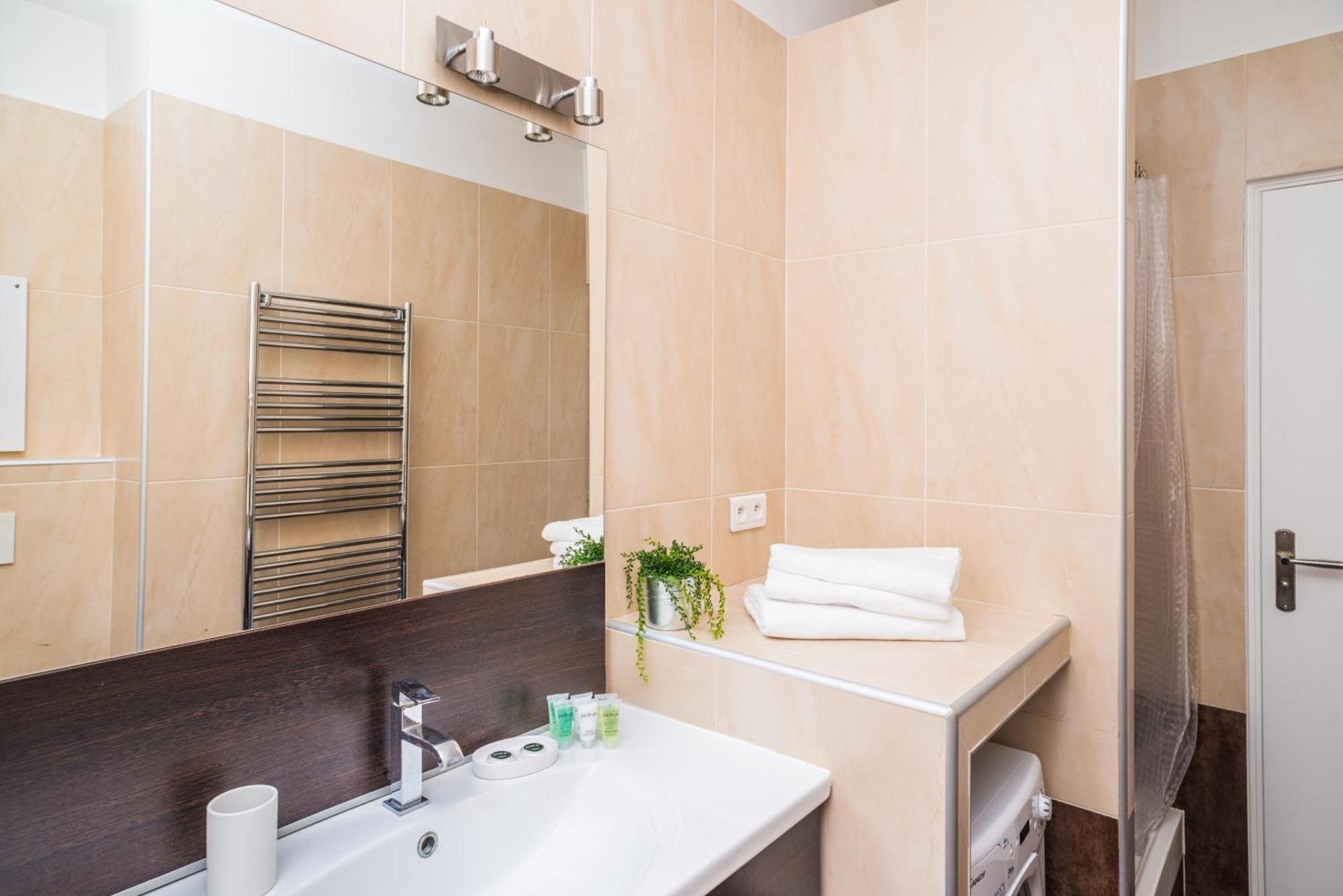 Modern 2-Bedroom City Center Apartment ニース エクステリア 写真