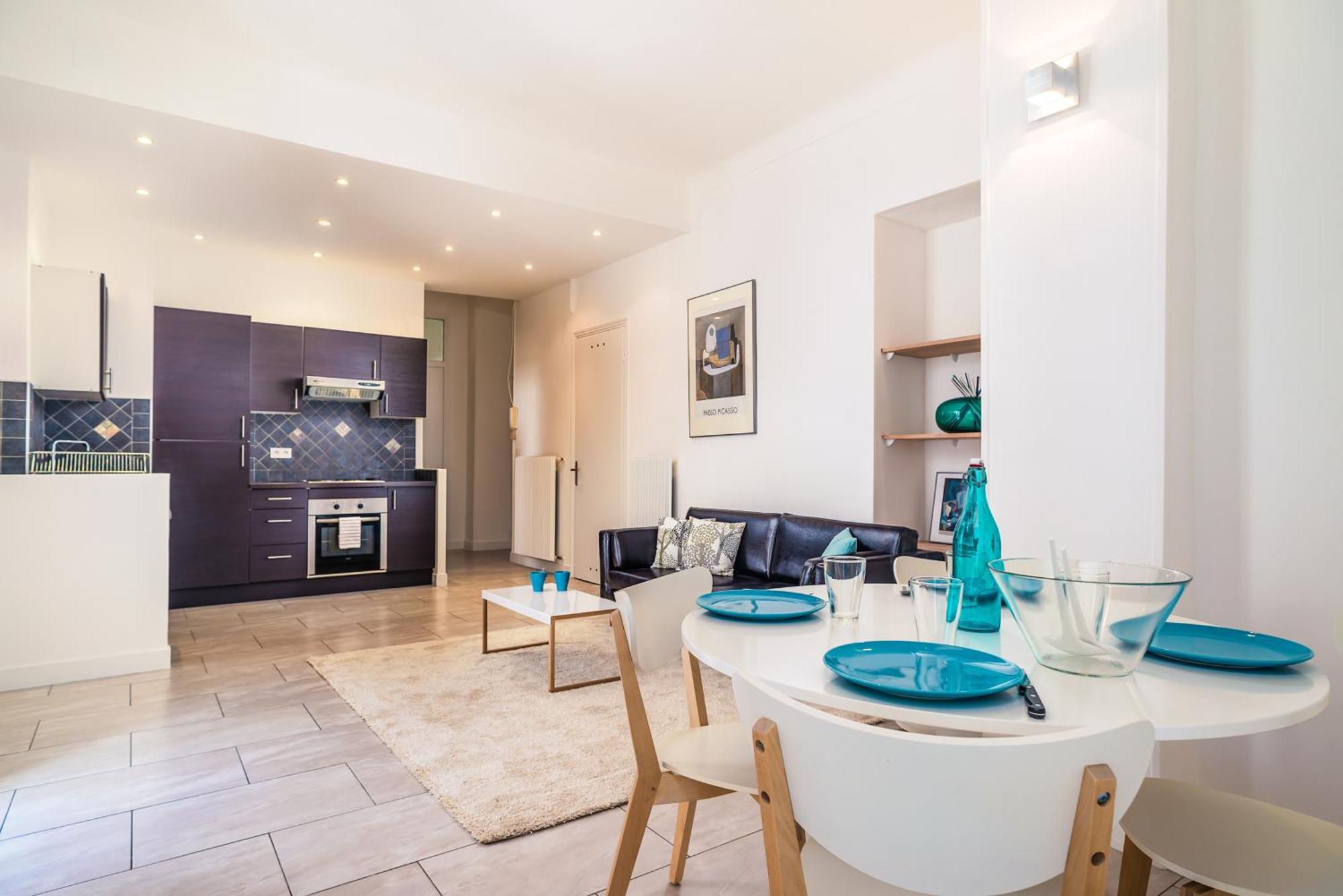 Modern 2-Bedroom City Center Apartment ニース エクステリア 写真